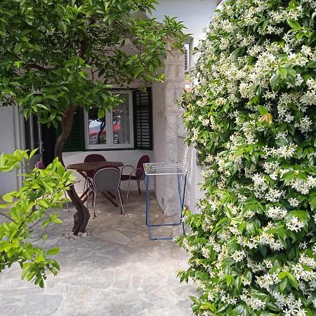Harbour-Side Apartment With Beautiful Terrace Podgora Esterno foto